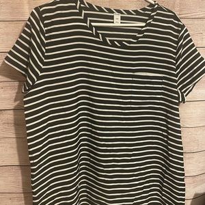 NWOT Women’s Old Navy blouse like tee. Large. Stripe black and white.